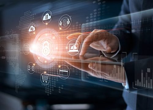 Homme d'affaires touchant la technologie de réseau global de sécurité d'information et de cryptage avec icône sur écran virtuel , Protection des données et concept de cybersécurité